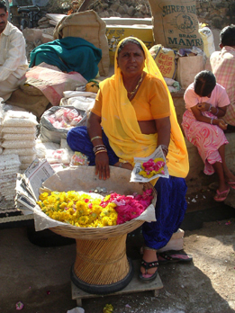 Venditrice di fiori a Pushkar, India